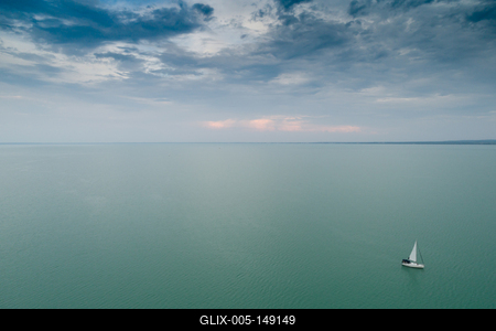 Vitorlás a Balatonon-stock-foto