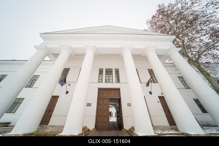 Szekszárd, a régi megyeháza a Béla király téren-stock-foto
