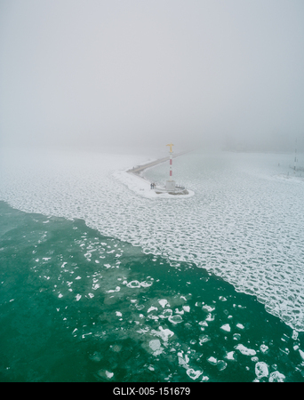 Foggy winter in Siofok harbor, Hungary-stock-foto