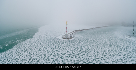 Foggy winter in Siofok harbor, Hungary-stock-foto