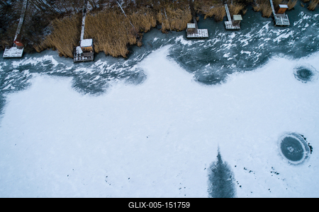 Aerial view of winter frozen lake with wooden houses on pier-stock-foto