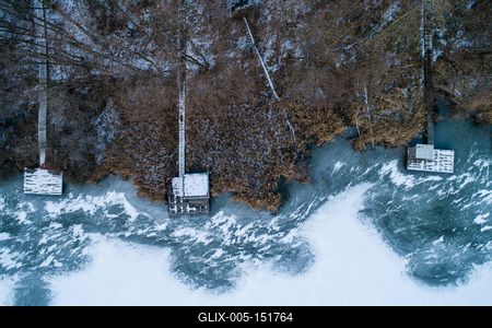 Aerial view of winter frozen lake with wooden houses on pier-stock-foto