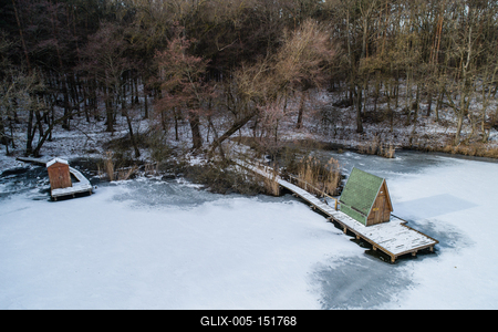 Aerial view of winter frozen lake with wooden houses on pier-stock-foto