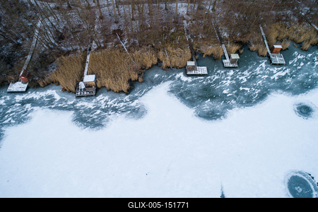 Aerial view of winter frozen lake with wooden houses on pier-stock-foto