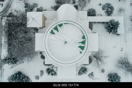 Churc in Mohacs main squere with snow-stock-foto