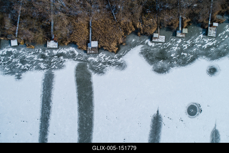 Aerial view of winter frozen lake with wooden houses on pier-stock-foto