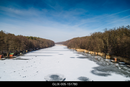 Aerial view of winter frozen lake with wooden houses on pier-stock-foto