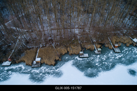 Aerial view of winter frozen lake with wooden houses on pier-stock-foto