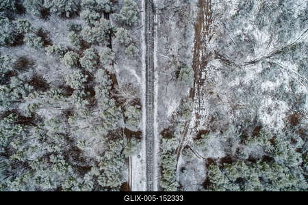 railway with snowy forest in Hungary-stock-foto