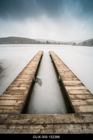 Frozen lake with wooden pier-stock-foto