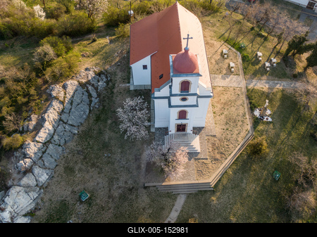 Chapel in Havihegy, Pecs, Hungary with the Tree of the Year-stock-foto