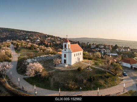 Chapel in Havihegy, Pecs, Hungary with the Tree of the Year-stock-foto