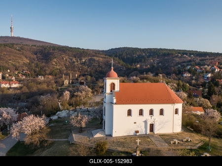 Chapel in Havihegy, Pecs, Hungary with the Tree of the Year-stock-foto