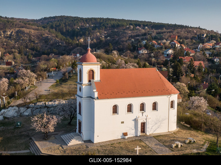 Chapel in Havihegy, Pecs, Hungary with the Tree of the Year-stock-foto