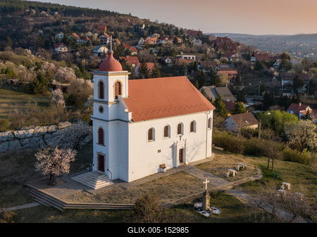 Chapel in Havihegy, Pecs, Hungary with the Tree of the Year-stock-foto