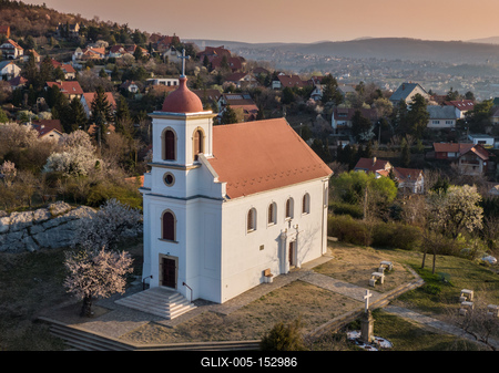 Chapel in Havihegy, Pecs, Hungary with the Tree of the Year-stock-foto