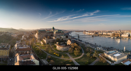 Budapest at sunrise with Buda Castle Royal Palace, Szechenyi Chain Bridge-stock-foto