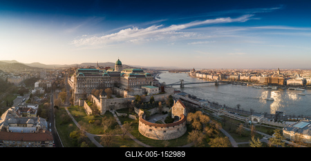 Budapest at sunrise with Buda Castle Royal Palace, Szechenyi Chain Bridge-stock-foto