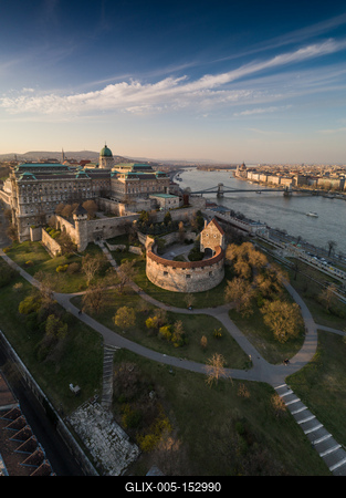 Budapest at sunrise with Buda Castle Royal Palace, Szechenyi Chain Bridge-stock-foto
