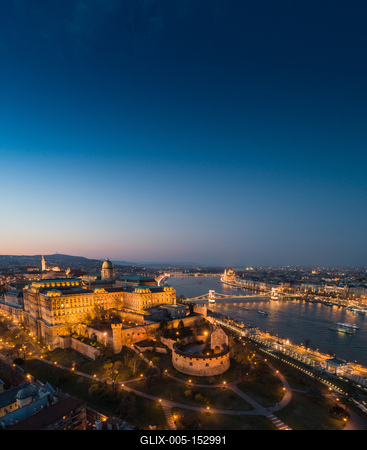 Budapest at night with Buda Castle Royal Palace, Szechenyi Chain Bridge-stock-foto