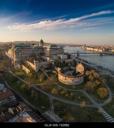 Budapest at sunrise with Buda Castle Royal Palace, Szechenyi Chain Bridge-stock-foto
