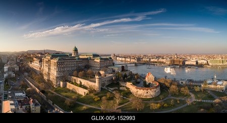 Budapest at sunrise with Buda Castle Royal Palace, Szechenyi Chain Bridge-stock-foto