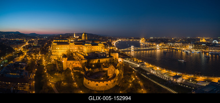 Budapest at night with Buda Castle Royal Palace, Szechenyi Chain Bridge-stock-foto