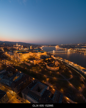 Budapest at night with Buda Castle Royal Palace, Szechenyi Chain Bridge-stock-foto