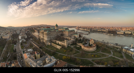 Budapest at sunrise with Buda Castle Royal Palace, Szechenyi Chain Bridge-stock-foto