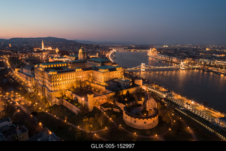 Budapest at night with Buda Castle Royal Palace, Szechenyi Chain Bridge-stock-foto