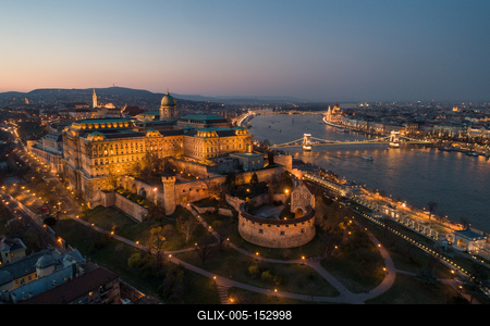 Budapest at night with Buda Castle Royal Palace, Szechenyi Chain Bridge-stock-foto
