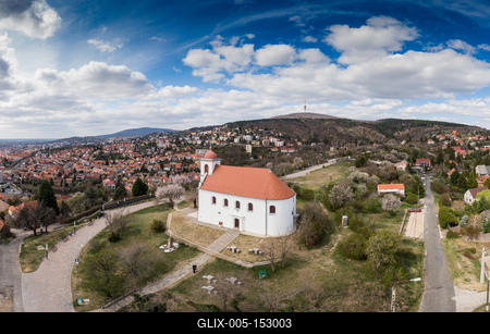 Chapel in Havihegy, Pecs, Hungary with the Tree of the Year-stock-foto