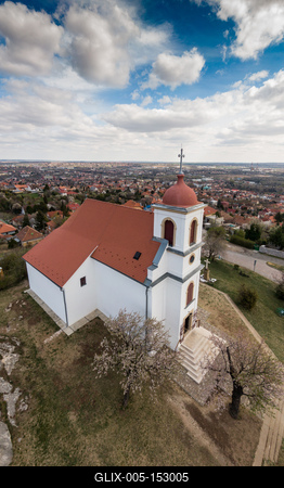 Chapel in Havihegy, Pecs, Hungary with the Tree of the Year-stock-foto