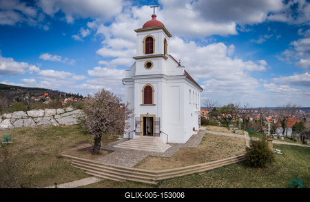 Chapel in Havihegy, Pecs, Hungary with the Tree of the Year-stock-foto