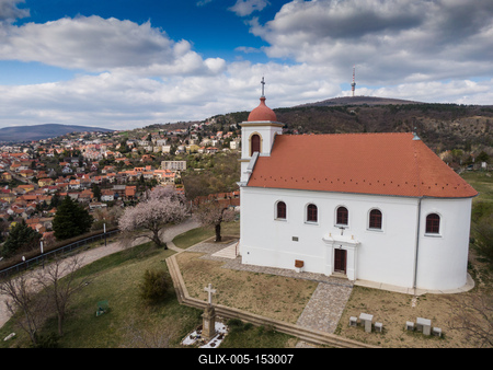 Chapel in Havihegy, Pecs, Hungary with the Tree of the Year-stock-foto