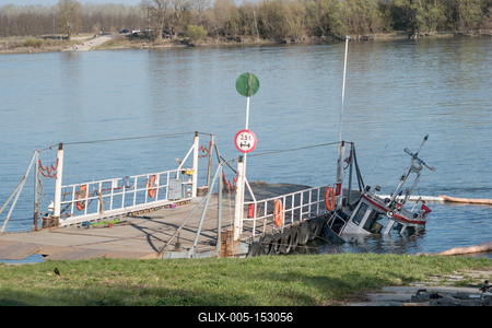 Elsüllyedt egy tolóhajó a Dunán-stock-foto