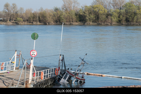 Elsüllyedt egy tolóhajó a Dunán-stock-foto