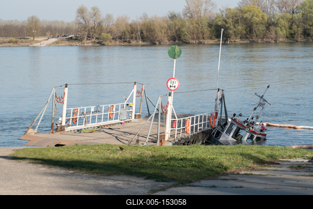 Elsüllyedt egy tolóhajó a Dunán-stock-foto