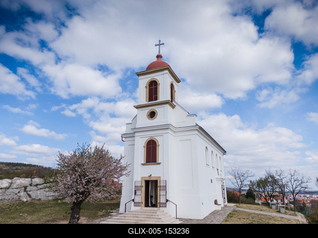 Chapel in Havihegy, Pecs, Hungary with the Tree of the Year-stock-foto