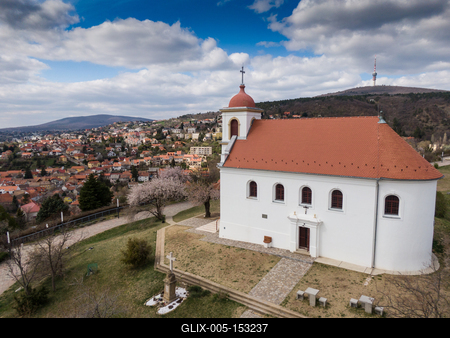 Chapel in Havihegy, Pecs, Hungary with the Tree of the Year-stock-foto
