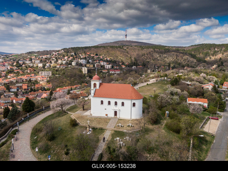 Chapel in Havihegy, Pecs, Hungary with the Tree of the Year-stock-foto
