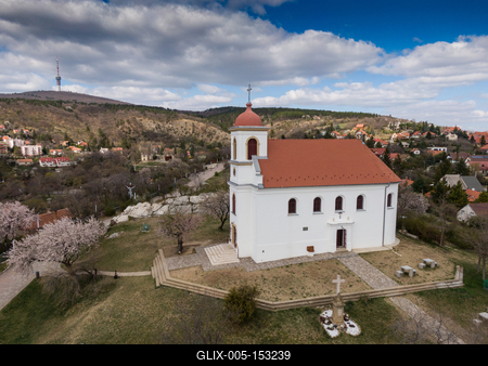 Chapel in Havihegy, Pecs, Hungary with the Tree of the Year-stock-foto
