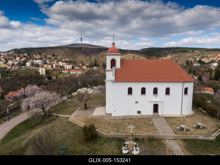 Chapel in Havihegy, Pecs, Hungary with the Tree of the Year-stock-foto