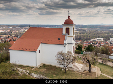 Chapel in Havihegy, Pecs, Hungary with the Tree of the Year-stock-foto