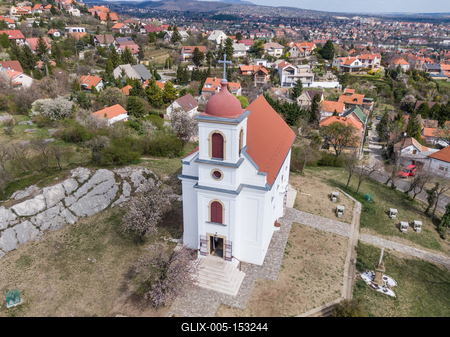 Chapel in Havihegy, Pecs, Hungary with the Tree of the Year-stock-foto