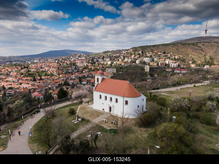 Chapel in Havihegy, Pecs, Hungary with the Tree of the Year-stock-foto