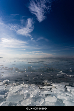 frozen lake Balaton with beautiful sky-stock-foto