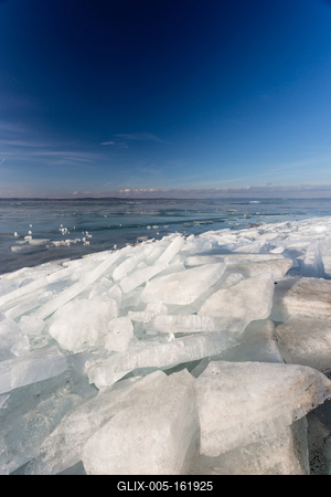 frozen lake Balaton with beautiful sky-stock-foto