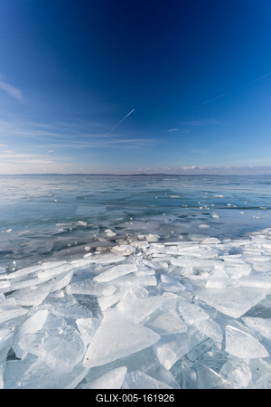 frozen lake Balaton with beautiful sky-stock-foto