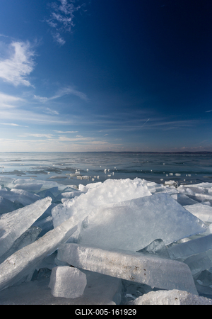 frozen lake Balaton with beautiful sky-stock-foto